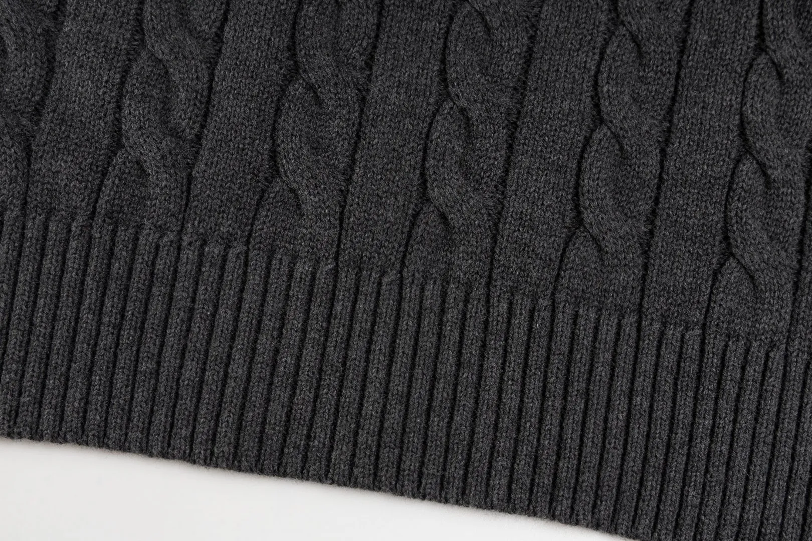 P236 #R92 RALPH LAUREN Ralph Lauren fifteen colors classic small label embroidery logo turtleneck pullover half-zip knitted cable sweater with high-density LOGO embroidery on the chest and original customized tag accessories. Made of pure cotton yarn, pure cotton is skin-friendly and comfortable, small label war horse embroidered twist turtleneck sweater 🐎 high quality, follow the blogger to learn how to wear it! Let’s buy a Ralph Lauren cable sweater. It’s a super hard-to-find series after it became popular. It’s hard to find one on the official website. It’s simple and practical to wear, with a lazy and loose feel. The thickened fabric has more texture, feels soft and delicate, and has a loose fit. Whether worn alone or layered, you can wear different styles of fashion with just one piece!   Size：XS S M L